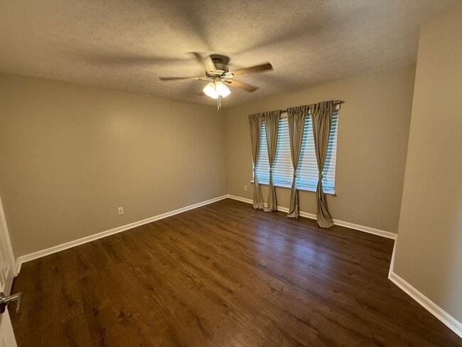 Building Photo - 10412 Pinoak View Dr