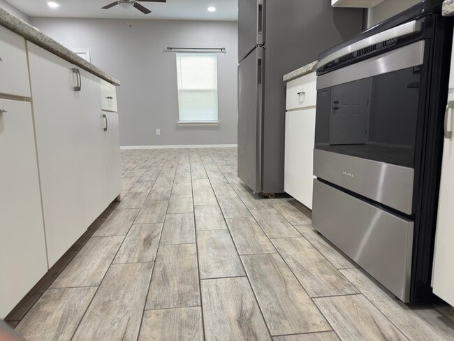Building Photo - 1404 W Heritage Dr