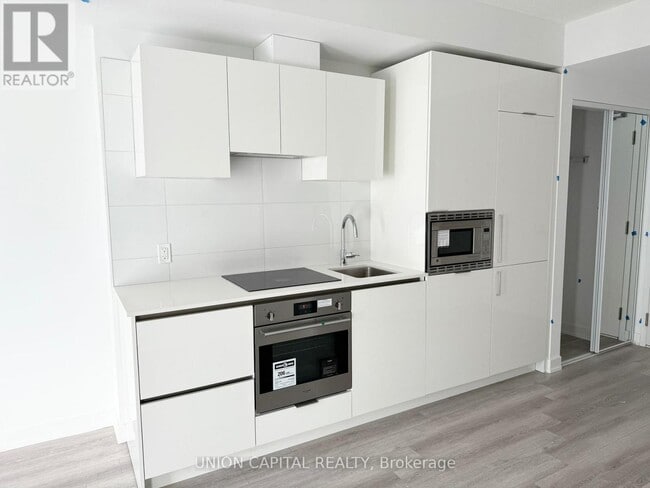 Building Photo - 238 Simcoe St