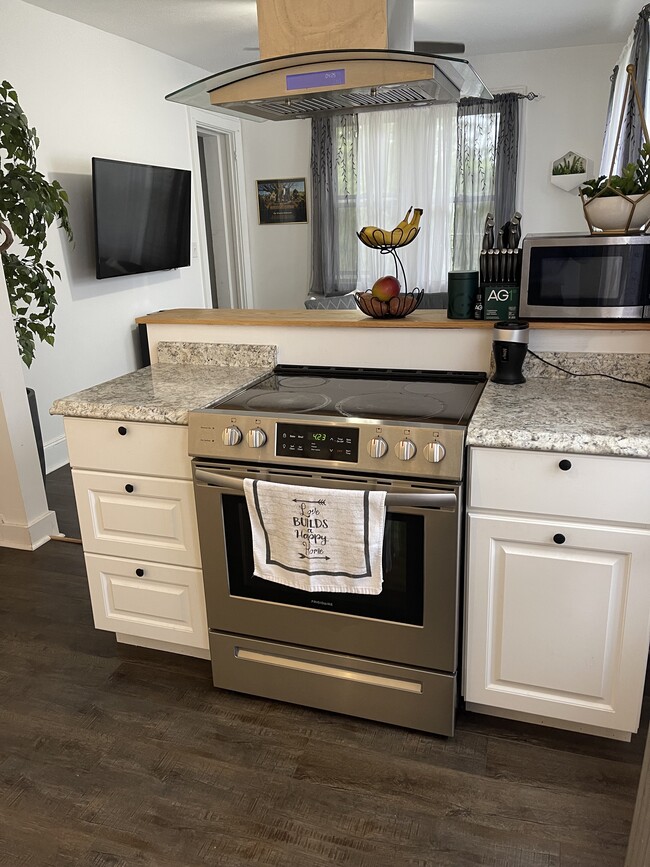 Marbled theme countertops for easy clean-up. Energy efficient, front control, electric range. - 43 Front St