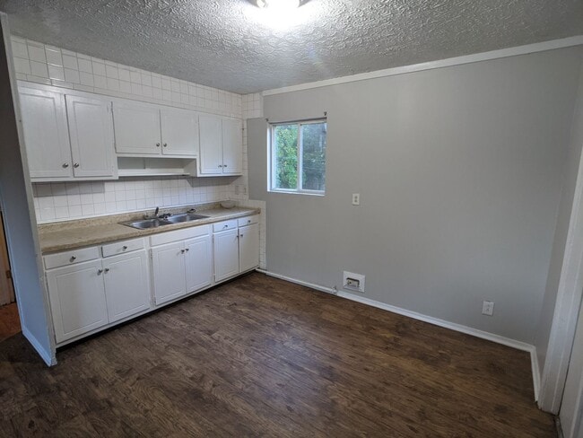 Building Photo - Spacious 3 bed 1 bath ranch style home.