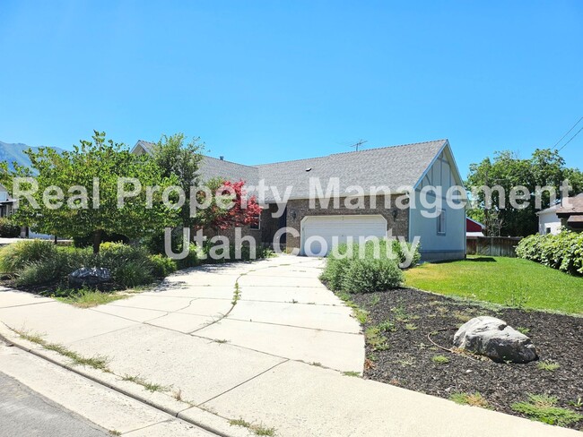 Building Photo - Large Home in the foothills of Springville