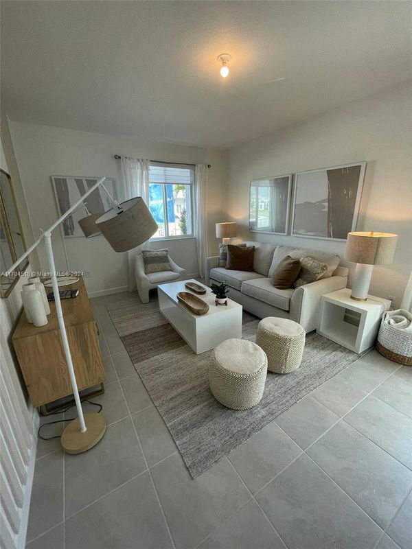Foto del edificio - 733 SE 13th St Cir