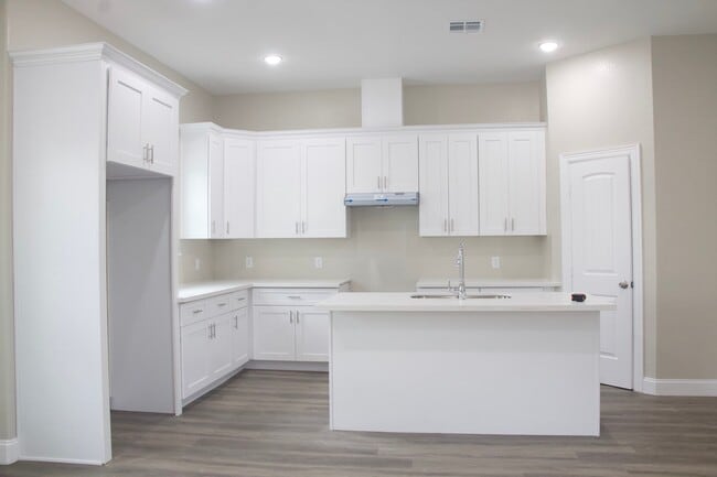 Foto del edificio - 8309 Parker Rd