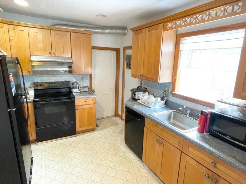 Primary Photo - 2 Meadowbrook Rd