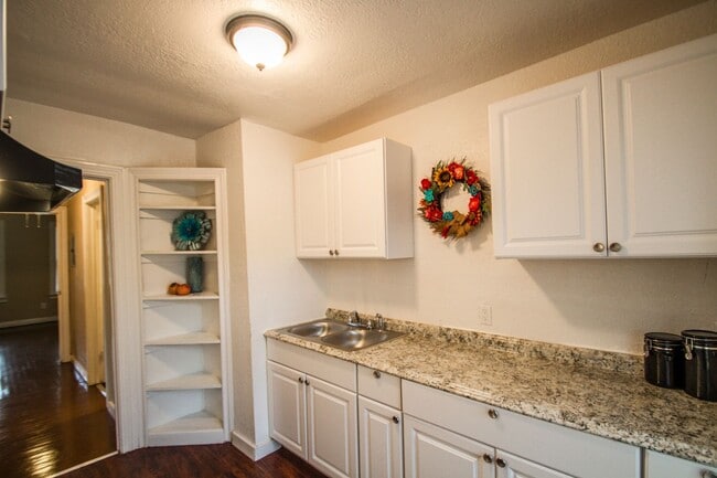 Building Photo - 932 Poinsettia St