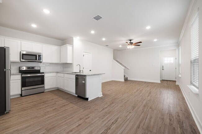 Building Photo - Like New, open floor plan, duplex located ...