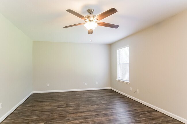 Foto del edificio - 1910 Emerald Pathway Dr