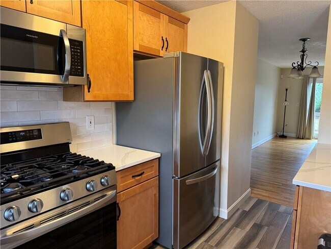 Building Photo - 34 Fairway Dr