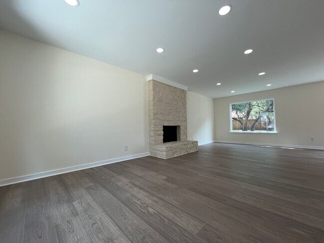 Foto del edificio - JUST RENOVATED 4/2.5 IN GREAT LEANDER LOCA...