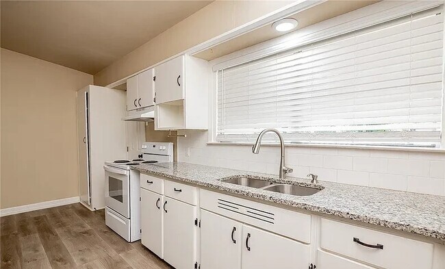 Foto del edificio - 4713 Dahlia Ln