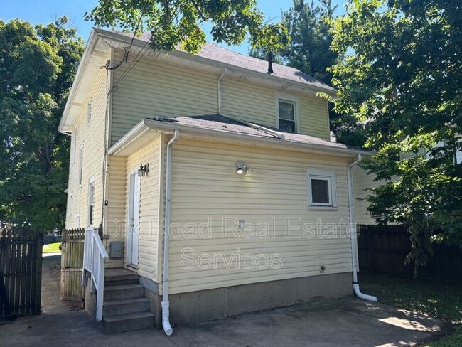 Building Photo - 210 Monroe St