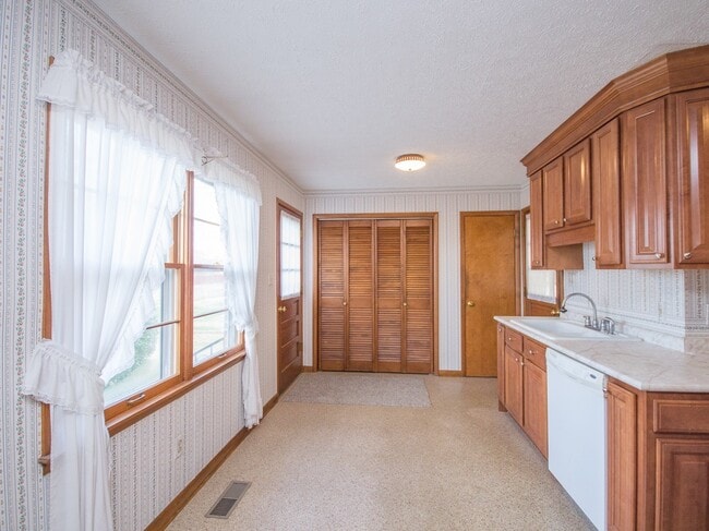 Foto del edificio - Great location near downtown Athens! Lawn Care included, new LVP flooring! Fenced yard!