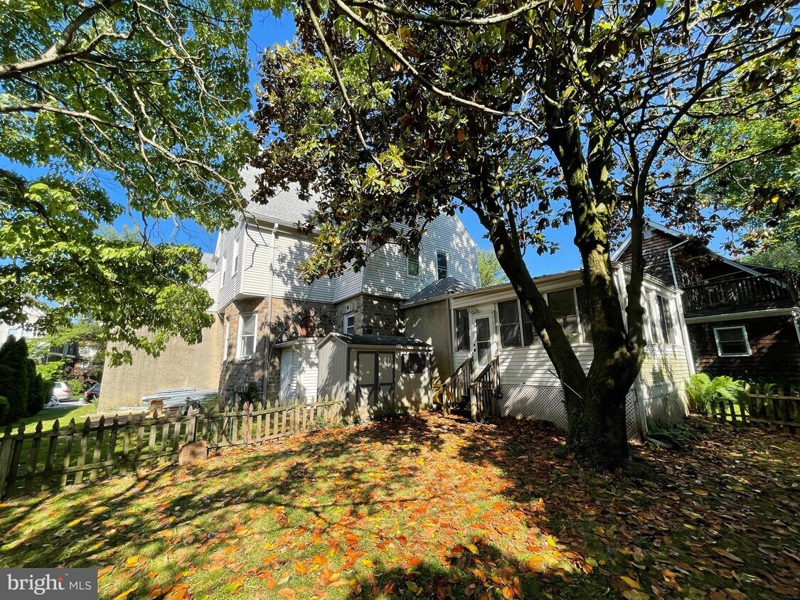 Building Photo - 211 Grayling Ave