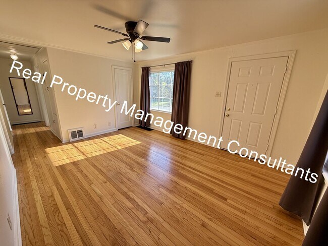 Foto del edificio - Charming 3-Bedroom Home with Covered Deck ...