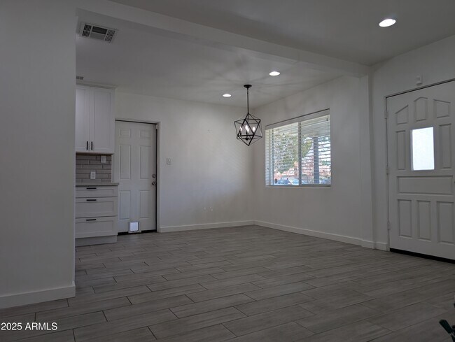 Foto del edificio - 3522 E Cheery Lynn Rd