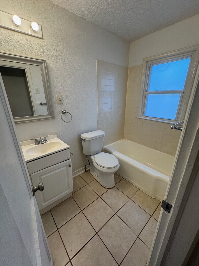 Building Photo - "Charming Studio Retreat with Full Bath in the Heart of Wichita!"