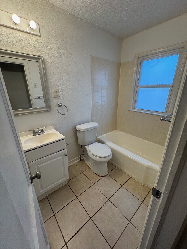 Foto del edificio - "Charming Studio Retreat with Full Bath in the Heart of Wichita!"