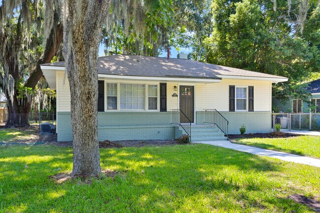 Building Photo - 2105 S Fernwood Dr