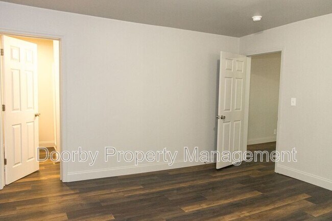 Building Photo - 512 Deck Dr