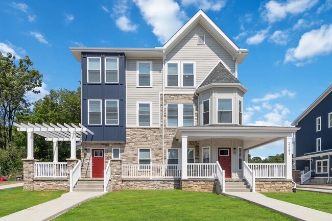 89th Rising - 89th Rising Apartments