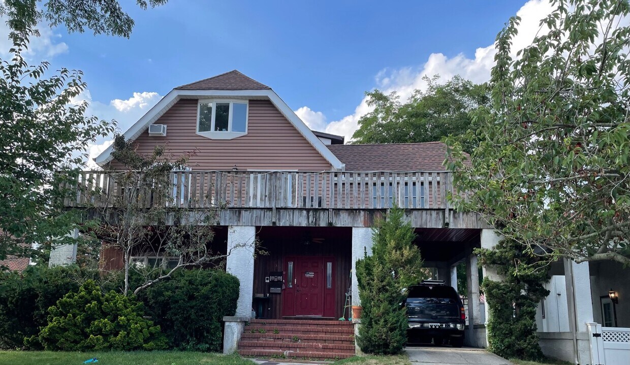 35 W Olive St Unit 2nd floor, Long Beach, NY 11561 35 W Olive St Long