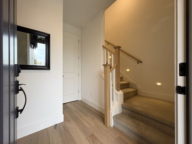 Foto del edificio - Modern 3BR/3BA Townhome in Prime Mountain View Location