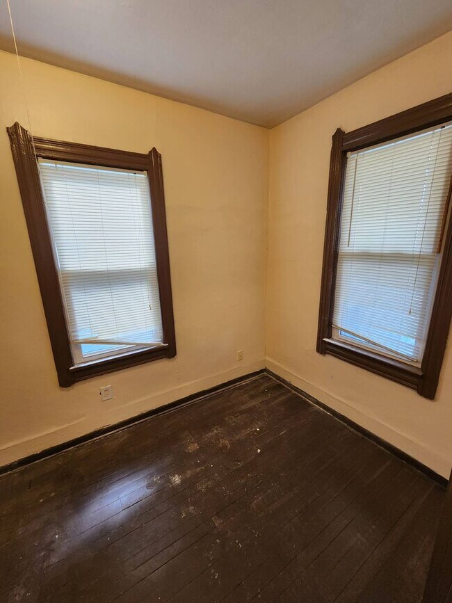 Building Photo - Charming 3-Bedroom Unit in Prime Location