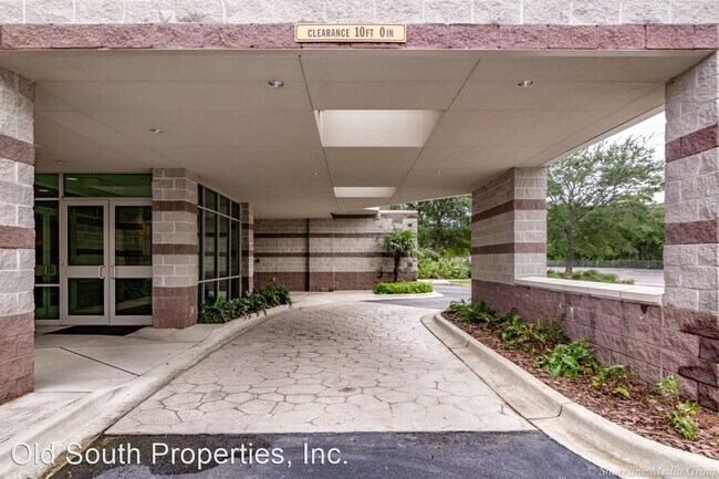 Building Photo - 1700 Scenic Hwy