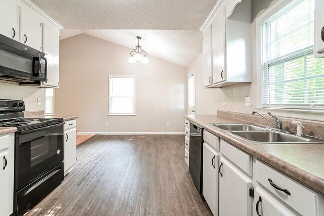 Building Photo - Great 3 Bedroom Home