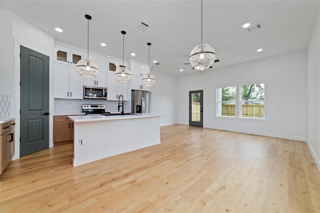 Building Photo - 4010 Dreyfus St