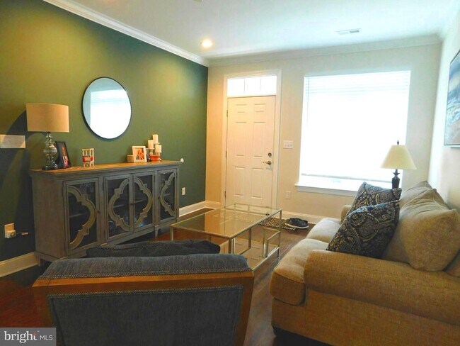 Building Photo - 16740 River View Cir