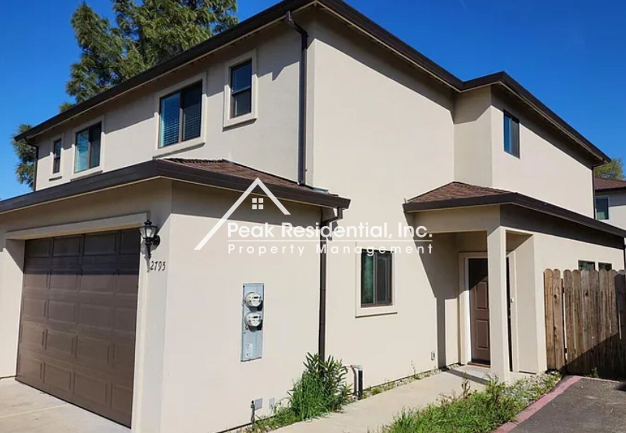 Foto principal - Updated 3Bd/2.5Ba Carmichael Duplex With 2...