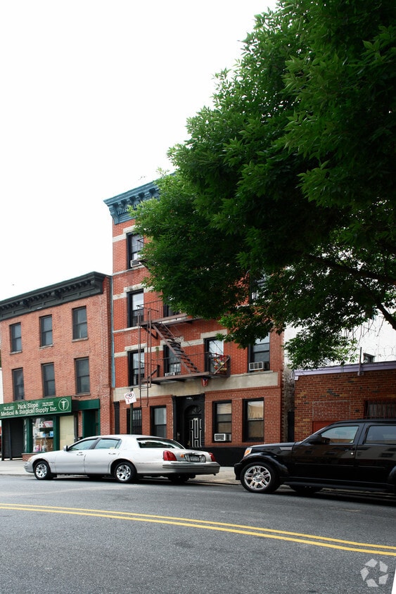 Building Photo - 693 6th Ave