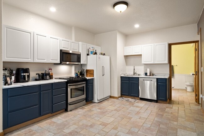 Building Photo - Private 1-Bed, 1-Bath Walkout Unit - Full ...