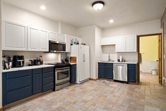 Foto del edificio - Private 1-Bed, 1-Bath Walkout Unit - Full ...