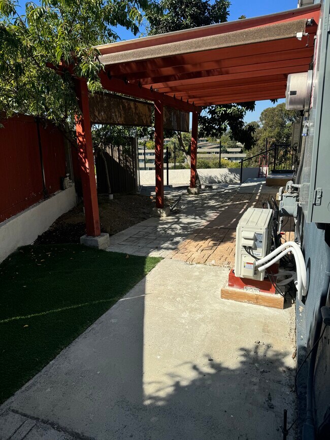 Frpnt yard with views -gardening - BBQ - 1178 Tiegen Dr