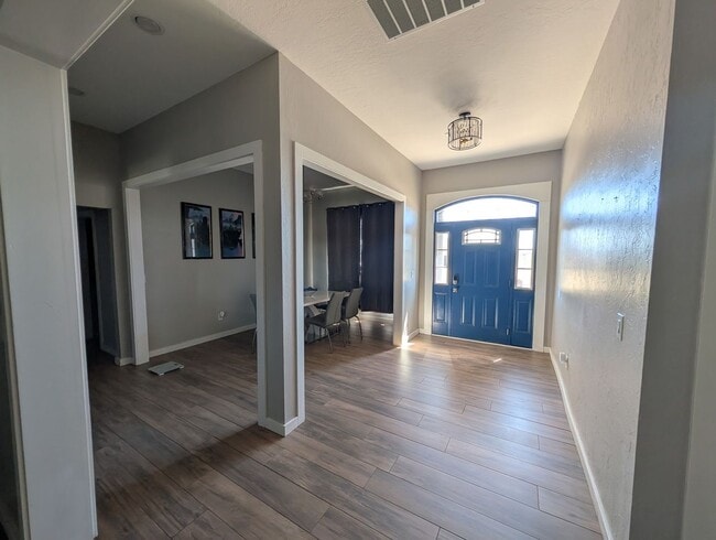 Building Photo - 1001 Hummingbird Dr.