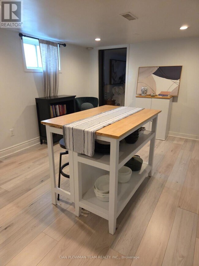 Photo du bâtiment - 131 Central Park Blvd N