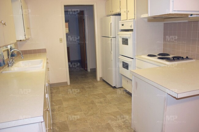 Building Photo - 2433 Tamarac Dr