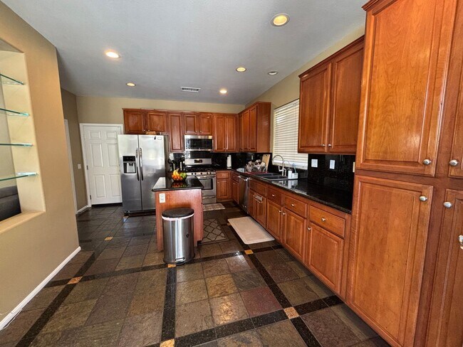 Foto del edificio - Spacious 3-Bedroom Home with a Big Loft & Community Pool in Saugus!