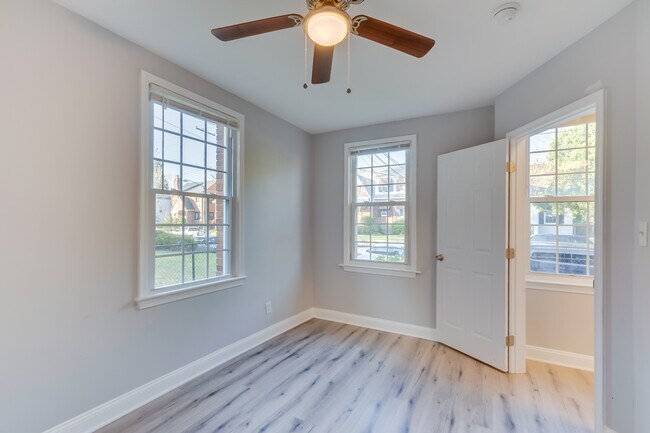 Foto del edificio - 537 Newcomb St SE