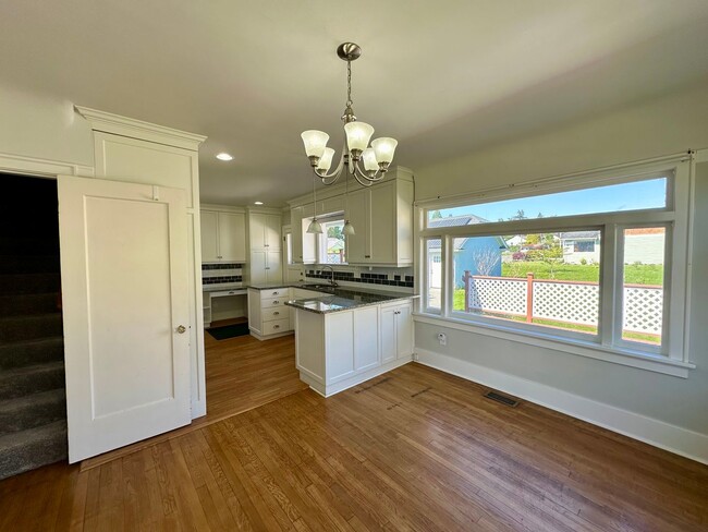 Building Photo - Ready Now! 2914 Cornwall Ave.