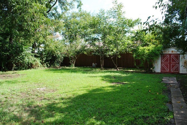 Foto del edificio - 823 Woodleigh Dr