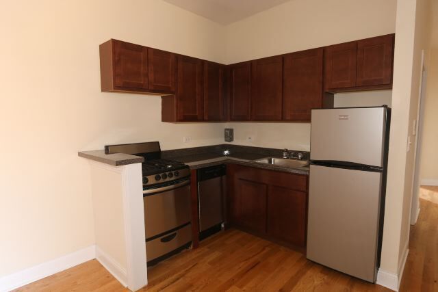 Building Photo - 819 W Cornelia Ave
