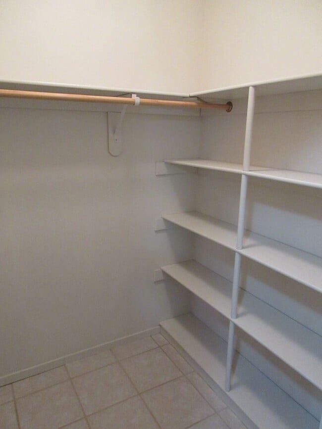 Building Photo - 2 Bedroom - 2 bath Apartment with Garage!