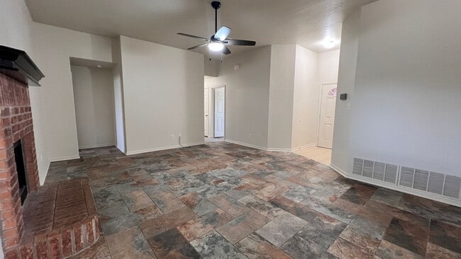 Foto del edificio - Newly Remodeled 4 Br 2 Bath off Stan Schlu...