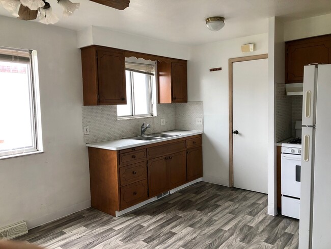 large eat in kitchen - 2132 Tuxedo Ave