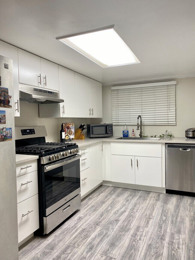 Building Photo - 620 W Hyde Park Blvd