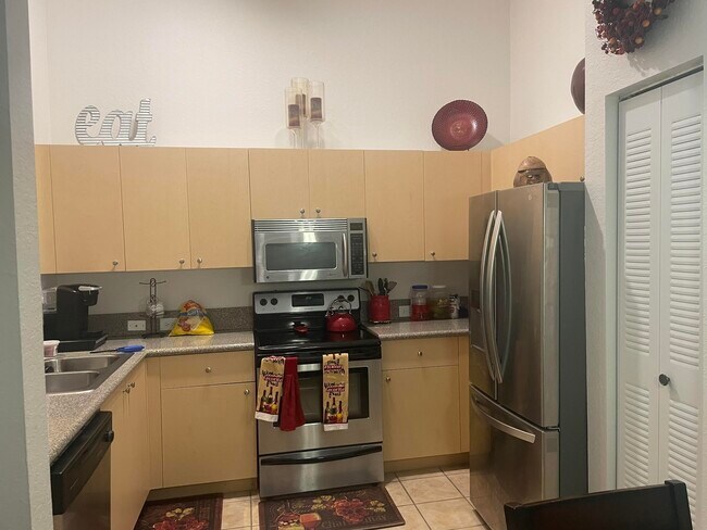 Foto del edificio - 240 Crestwood Cir